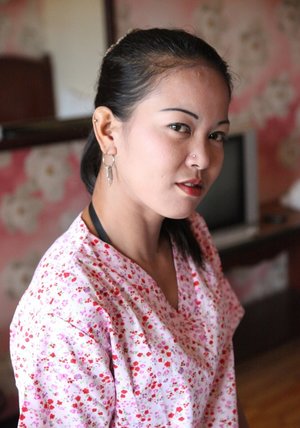 18 year old girl Ella Woods nudes on a vibrator after slowly removing clothing